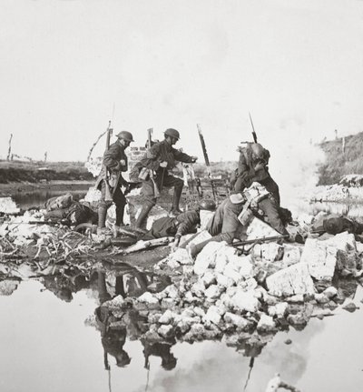 Unsere furchtlosen Männer kämpfen gegen große Widrigkeiten, verminen die Brücken und ziehen sich über den Crozat-Kanal zurück, 1918 von English Photographer